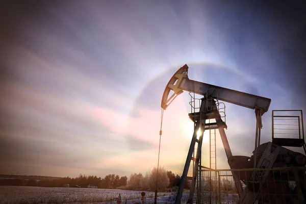Oliepomp in een besneeuwd veld — Stockfoto