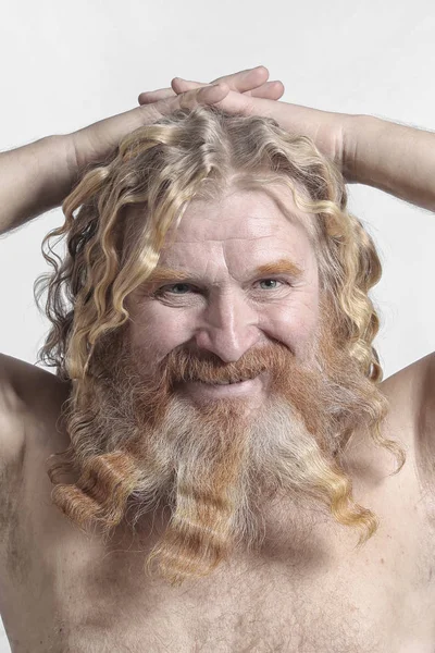 Erwachsener rothaariger Mann mit langen welligen Haaren — Stockfoto