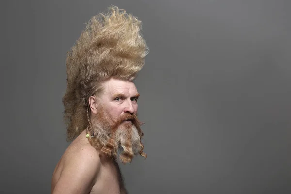 Felnőtt ember a szakálla és a magas Mohawk — Stock Fotó
