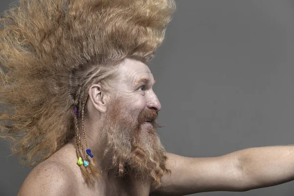 Взрослый мужчина с бородой и высоким ирокезом — стоковое фото