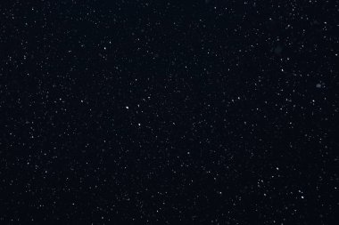 Siyah arkaplandaki kar