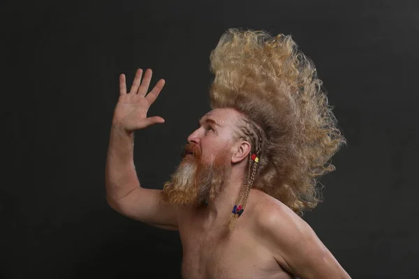 Hombre adulto con barba y mohawk alto — Foto de Stock