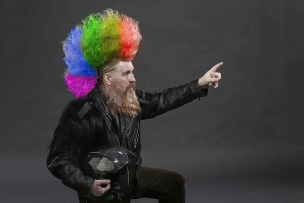 Motorista en chaquetas de cuero negro y mohawk alto en colores arco iris —  Fotos de Stock