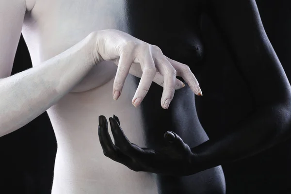 Cuerpo arte tonificado cuerpo femenino en blanco y negro — Foto de Stock