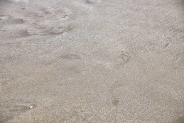 Desenhos e pegadas na areia — Fotografia de Stock