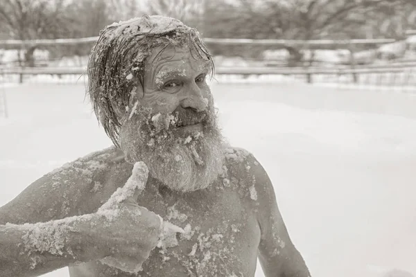 Bärtiger Mann, nach dem Baden im Schnee — Stockfoto