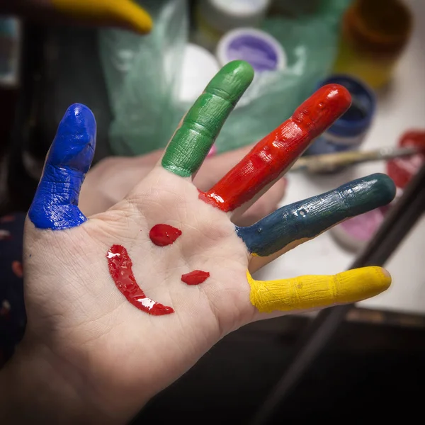 Las sonrientes y coloridas manos de los niños levantadas. El concepto de clas —  Fotos de Stock
