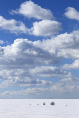 Mavi gökyüzünde beyaz bulutlar 