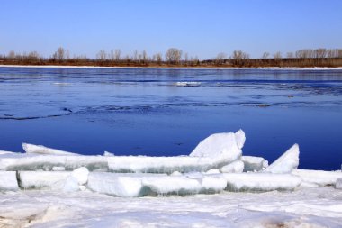 Buz Nehri üzerinde yüzen 