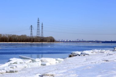 Buz Nehri üzerinde yüzen 