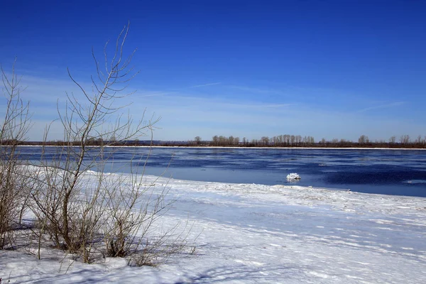 Плавання льоду на річці — стокове фото