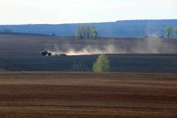 Tracteur dans un champ — Photo