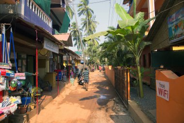 Kuzey Goa, Mandrem/Hindistan-Aralık 2018: renkli sokaklar 