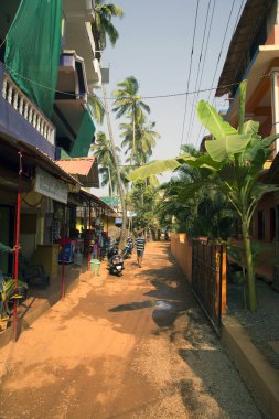 Kuzey Goa, Mandrem/Hindistan-Aralık 2018: renkli sokaklar 