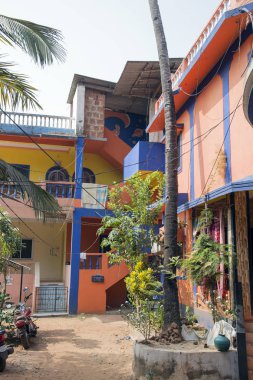 Kuzey Goa, Mandrem/Hindistan-Aralık 2018: renkli sokaklar 