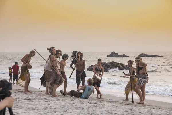 Pessoas relaxando na praia selvagens flash mob — Fotografia de Stock