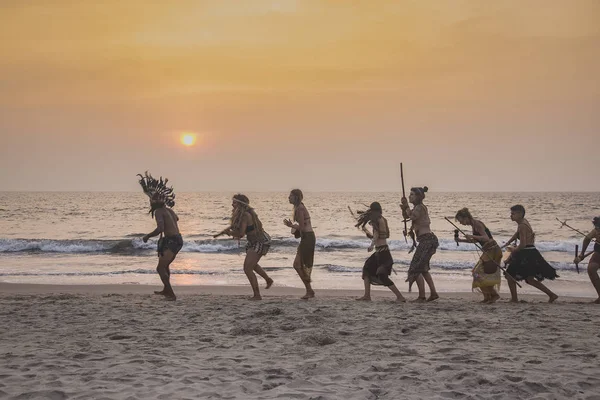 Pessoas relaxando na praia selvagens flash mob — Fotografia de Stock