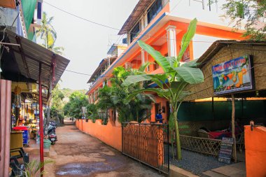 Kuzey Goa, Mandrem/Hindistan-Aralık 2018: renkli sokaklar 