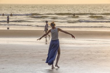 Mandrem/Hindistan-Aralık 2018: insanlar gün batımında yürümek, kapalı görmek 
