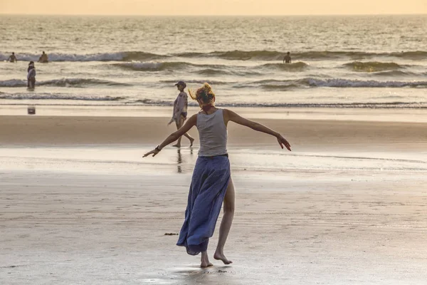 Mandrem/Hindistan-Aralık 2018: insanlar gün batımında yürümek, kapalı görmek 