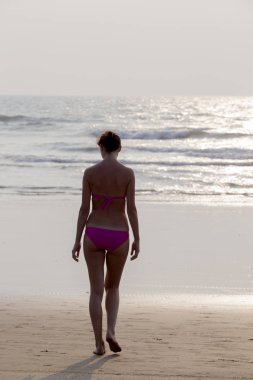 Goa, Arambol, Mandrem/Hindistan-Aralık 2018: insanlar t üzerinde Relax