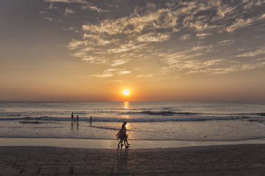 Mandrem/Hindistan-Aralık 2018: insanlar gün batımında yürümek, kapalı görmek 