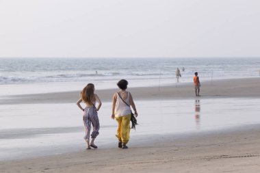 Goa, Arambol, Mandrem/Hindistan-Aralık 2018: insanlar t üzerinde Relax