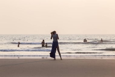 Goa, Arambol, Mandrem/Hindistan-Aralık 2018: insanlar t üzerinde Relax