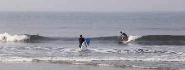 Kuzey Goa, Arambol, Mandrem/Hindistan-Aralık 2018: insanlar oyun