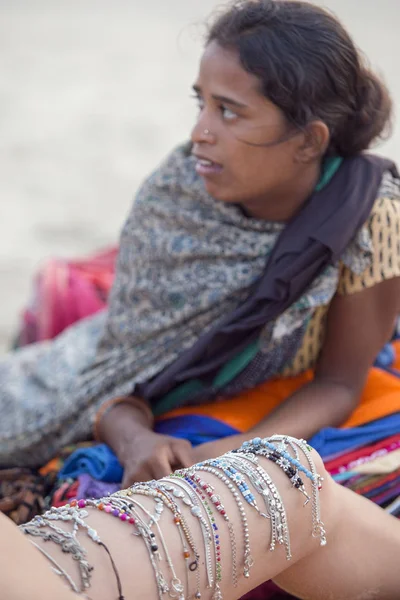 Goa vendedores ambulantes suelen ofrecer joyas hechas a mano y pequeño sou — Foto de Stock