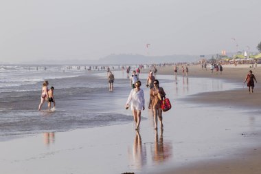 Goa, Arambol, Mandrem/Hindistan-Aralık 2018: insanlar t üzerinde Relax