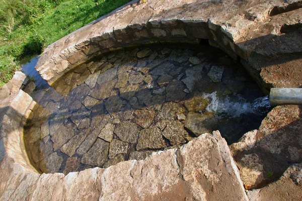 Fuente ajardinada —  Fotos de Stock