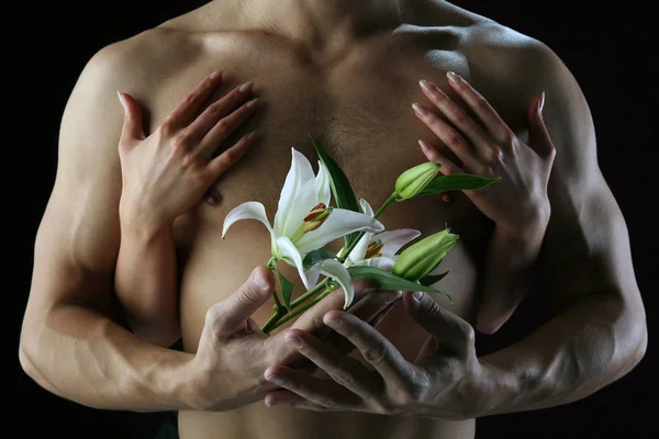 Bunga bakung putih di tangan — Stok Foto