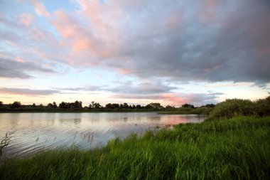 Nehirde gün batımı
