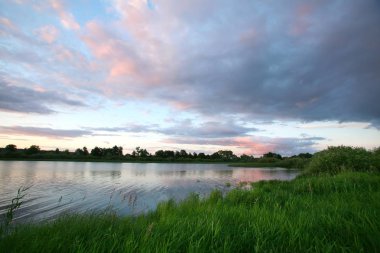 Nehirde gün batımı