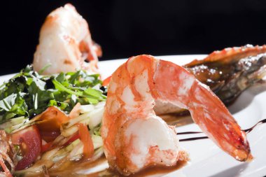 Beyaz tabakta karides