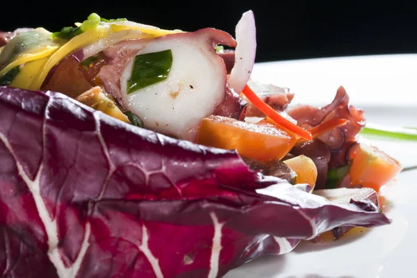 Una hermosa ensalada con col — Foto de Stock