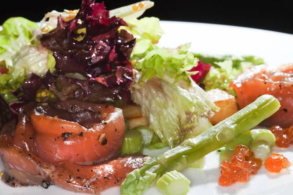 Salada com peixe vermelho — Fotografia de Stock