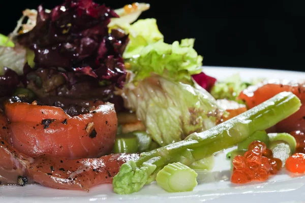 Salat mit rotem Fisch — Stockfoto