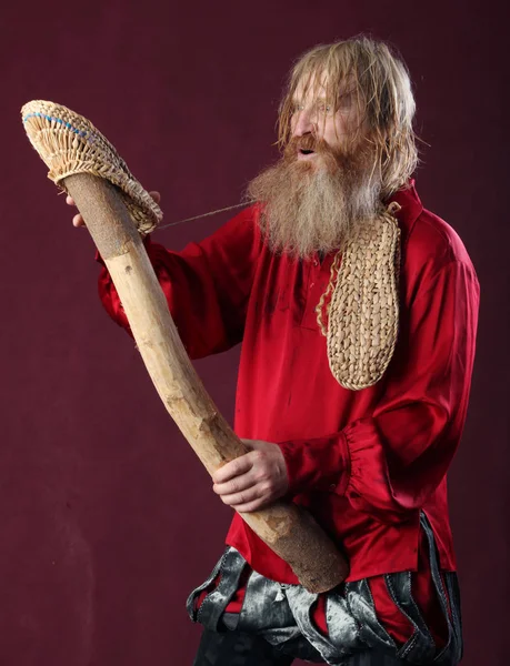 Een man in een rood shirt — Stockfoto