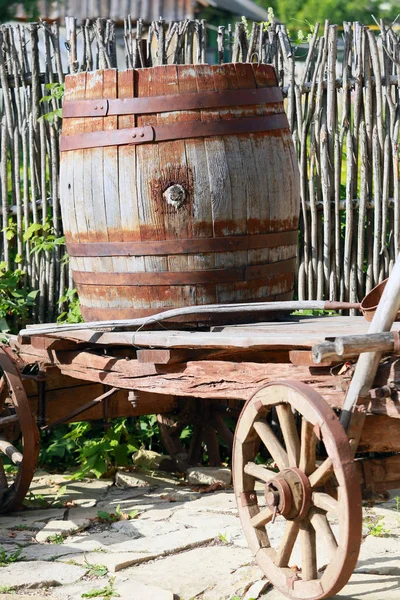 Velho barril de madeira — Fotografia de Stock