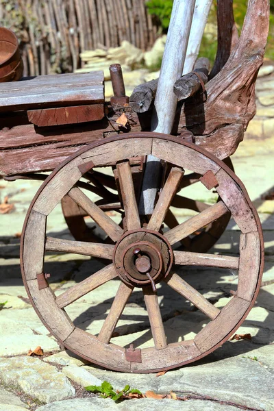 Chariots à roues anciennes — Photo