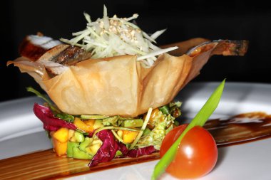 Hamurdan yapılmış sepetteki salata.