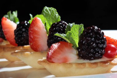 kek çilek ve böğürtlen