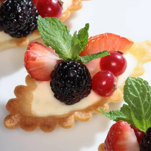 Cake with strawberries and blackberries — Stock Photo, Image