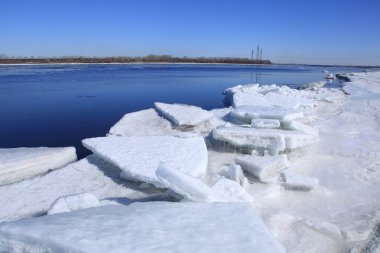 Buz Nehri üzerinde yüzen 