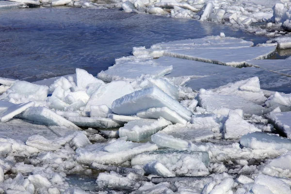 Tavasszal a jég, a folyó törés — Stock Fotó