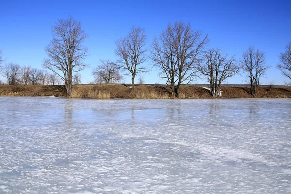 Flutuação de gelo no rio — Fotografia de Stock