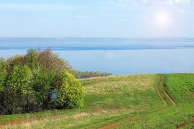 Bahar günü Nehri üzerinde