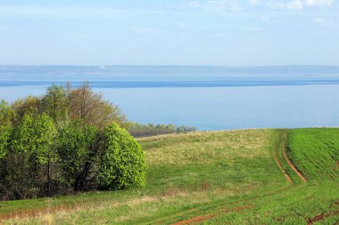 Bahar günü Nehri üzerinde